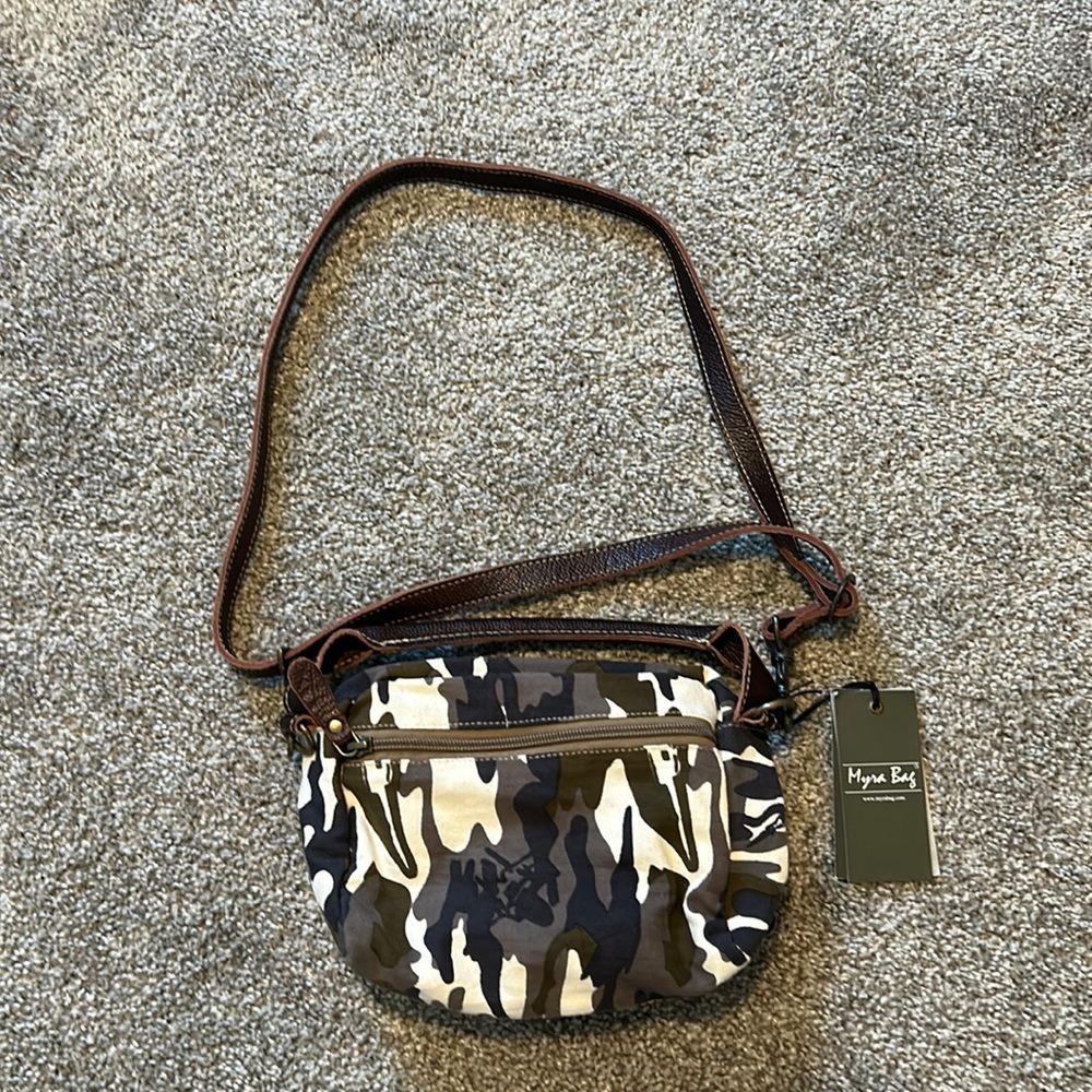 ✨ NEW WITH TAGS ✨ CAMO MYRA CROSSBODY BAG